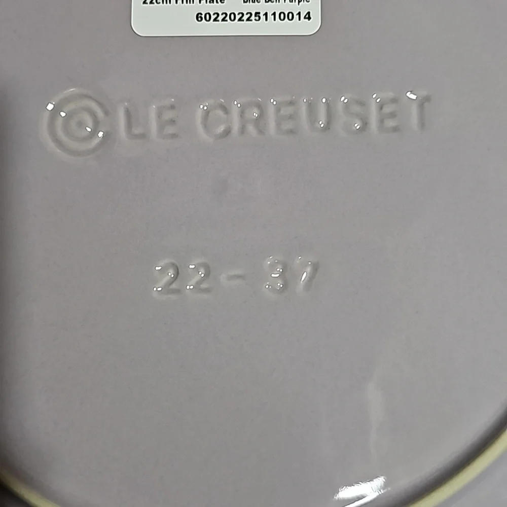 NIB Le Creuset 22cm Satin Blue Bell Purple Frill Plate from the Flower Collectio